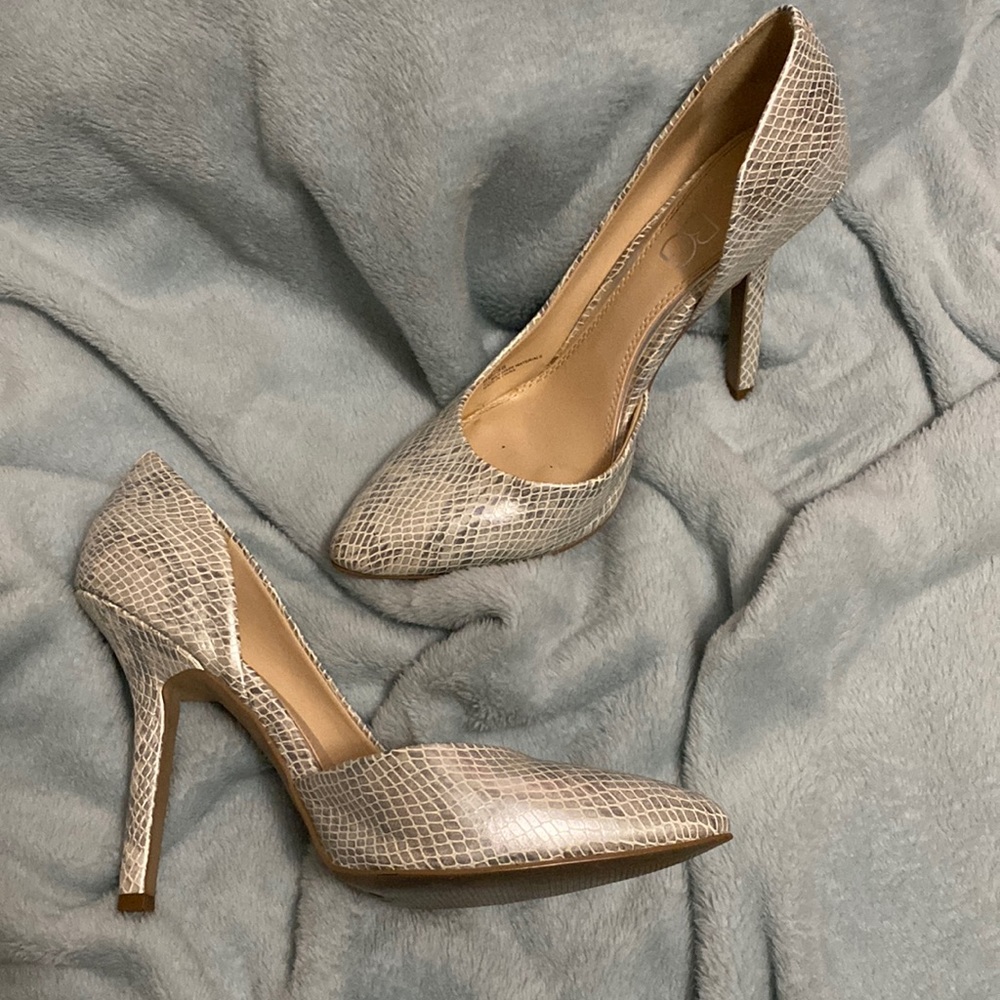 BCBG Paris Shimmer Grey (Silver) D’orsay Pumps size 8